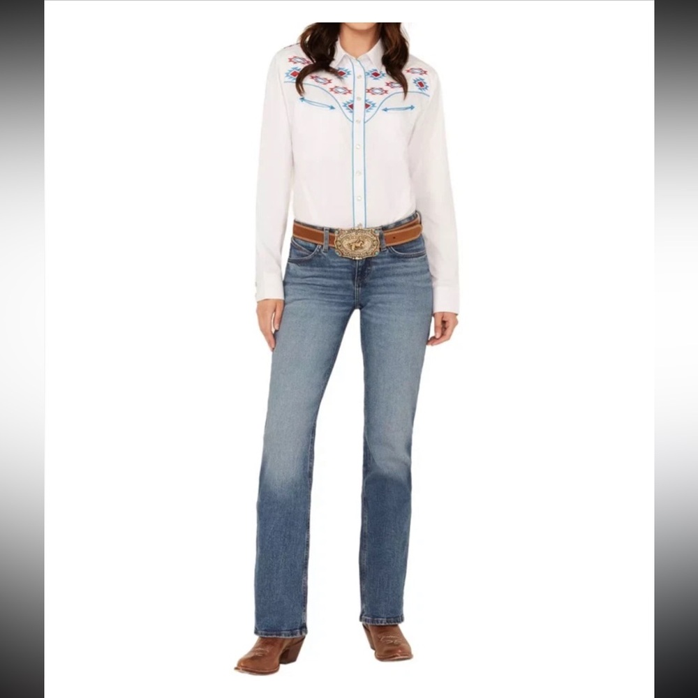 Wrangler Straight Leg Women's Jeans in Medium Blue Wash